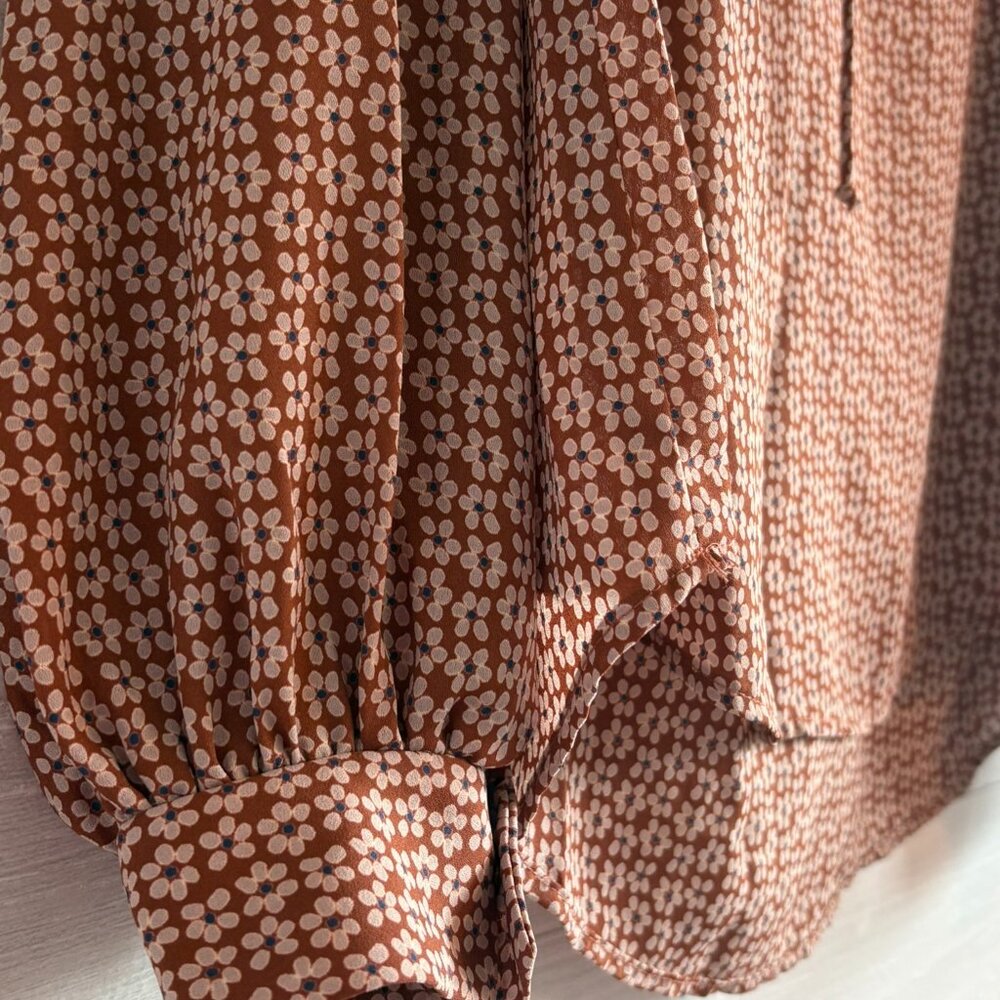 All in Favor blouse with flowers - Picture 2 of 5